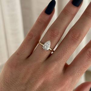 Anillo de Compromiso con Diamante de Laboratorio en Forma de Pera de 2 Quilates, D VVS2, Halo Oculto, Diseño Floral de Loto, Oro de 14k, Certificado IGI - Product Image 1