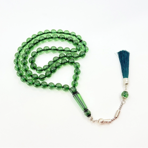 Cuentas de tasbih redondas de color verde translúcido con cadena metálica plateada y borla de tela, disponibles a precios de mayorista. - Product Image 1