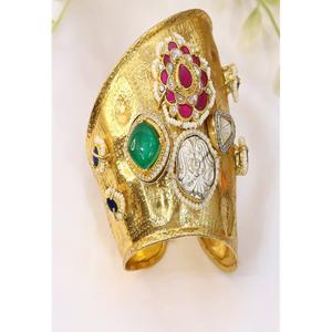 Elegantes brazaletes abiertos SPARKLES de estilo clásico antiguo, chapados en oro, con moissanita y Kundan, para usar en bodas, juego de dos brazaletes para mujer. - Product Image 1