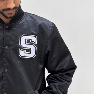 Chaqueta Bomber Negra para Hombre, Bordada con Letras RS, Cuello Redondo, con Capucha, Resistente al Viento, Transpirable, Estilo Urbano, Corte Regular, Poliéster - Product Image 3