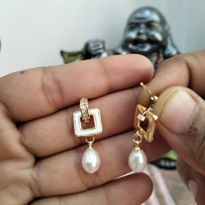 Boucles d'oreilles pendantes en perles d'eau douce, géométriques carrées, plaquées or, anti-ternissement, fabricant et fournisseur en gros de bijoux - Product Image 3