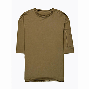 เสื้อยืดคอกลมสีเขียวมะกอกทรงปกติสำหรับผู้ชาย ผ้าถักสีพื้น สไตล์ลำลอง ดีไซน์เรียบง่าย แขนสามส่วน - Product Image 1