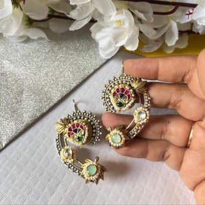 Boucles d'oreilles pendantes Kundan en perles, avec pierres vertes et roses, directement de l'usine, disponibles à prix compétitif. - Product Image 6