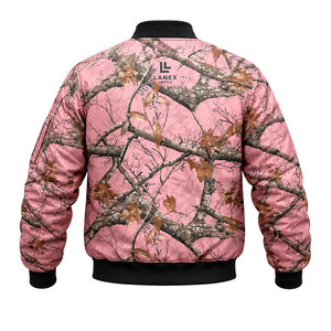 เสื้อแจ็คเก็ตบอมเบอร์ลายพรางต้นไม้สีชมพูแบบกำหนดเอง พร้อมโลโก้ด้านหน้า สำหรับผู้หญิงและผู้ชาย แบบเย็บติดกัน มีซิป กันลม กันหนาว เหมาะสำหรับใส่ลำลองหรือทำกิจกรรมกลางแจ้งในฤดูหนาว - Product Image 3
