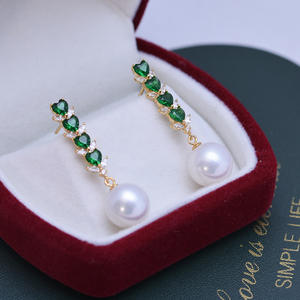 Boucles d'oreilles en or S925 avec perles rondes blanches d'eau douce de 10-11 mm, style minimaliste, pendantes fines, forte brillance, défauts subtils - Product Image 2