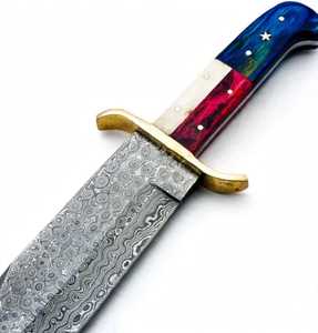 Couteau de camping extérieur en acier Damas fait main personnalisé, manche en résine rouge, blanc et bleu patriotique, garde en laiton, lame fixe - Product Image 3
