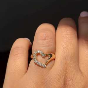 Anillo de Compromiso y Boda de Oro Sólido de 14K con Diamante Redondo Cultivado en Laboratorio en Forma de Corazón, Joyería Fina - Product Image 1