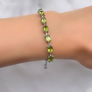Pulsera ajustable de plata con peridoto genuino en forma ovalada, elegante joya de piedra preciosa verde, regalo de piedra de nacimiento de agosto para mujeres. - Product Image 2
