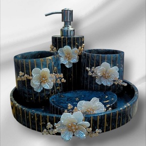 Ensemble d'accessoires de salle de bain en résine cinq pièces K S Exports, magnifiquement conçu - Collection élégante pour la vanité - Product Image 1
