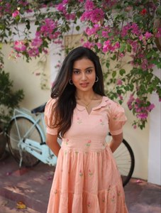 Robe midi rose brodée de fleurs, coupe trapèze, avec col Peter Pan et manches courtes, pour un usage quotidien, style été, en coton Chanderi - Product Image 2