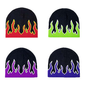 Bonnet en tricot unisexe avec motif flamme brodé sur fond noir et motifs colorés pour un style décontracté et urbain - Product Image 4