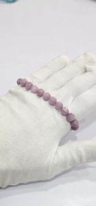 สร้อยข้อมือลูกปัดพลอยคุนไซต์ธรรมชาติ Ha Gems - รูปทรงกลม 8 มม. สีเขียวเข้มผสมสีเขียวอ่อน ยืดได้ เหมาะสำหรับทุกเพศ ใช้ในงานหมั้น หรือเป็นของขวัญแทนใจ - Product Image 3