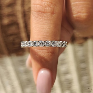 Anillo de Compromiso Clásico Solitario de Oro Blanco Sólido de 14K/18K con Diamante Cultivado en Laboratorio de Corte Brillante VVS, Anillo de Eternidad para Boda - Product Image 1