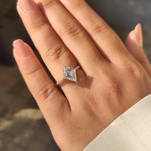 Bague de fiançailles moderne en or massif 18 carats avec diamant taillé en forme de boussole, bijou de mariage pour femme - Product Image 4