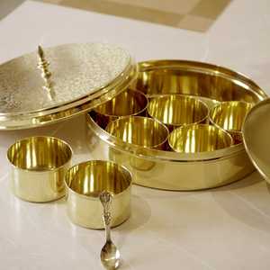 Boîtes à épices en laiton doré, article cadeau, Masala Dabba à 9 compartiments, couvercle martelé, moderne, léger, écologique, qualité alimentaire - Product Image 4