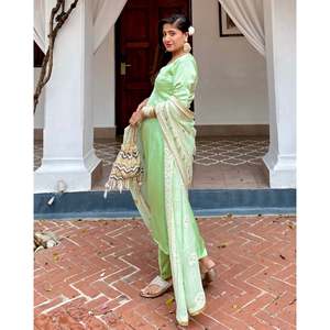 Ensemble de costume en satin vert taille XS Tashi - Product Image 6