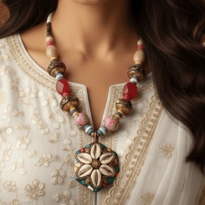 Collier pendentif mosaïque Meher Rang Cowrie, best-seller, fait main, bijoux ethniques pour femmes, style bohème, disponible à la vente - Product Image 3