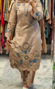 Conjunto de Kurti, Pantalón y Dupatta de Lujo con Bordado Romano, Materiales Reciclados, para Todas las Temporadas, Traje Étnico Indio con Trabajo de Corte en la Dupatta para Mujer - Product Image 4