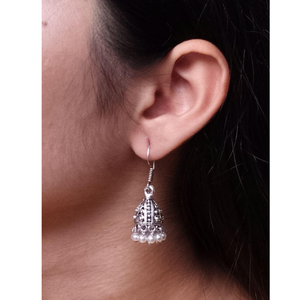 Boucles d'oreilles Jhumki légères en argent allemand oxydé, imprimées motif feuille, ornées de perles et de gouttes de perles, style crochet, bijoux pendantes - Product Image 1
