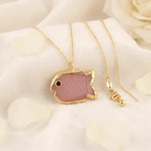 Pendentif minimaliste en forme de poisson, en laiton plaqué or 18 carats, avec quartz rose et œil en zircon noir, anti-ternissement, best-seller - Product Image 1