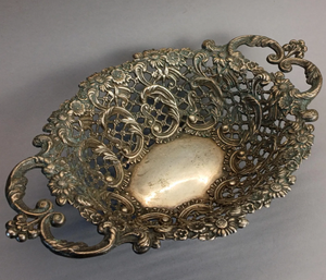 Bandeja ovalada de metal fundido sólido con filigrana, frutero ornamental en relieve, bandeja para dulces y objetos decorativos con asas, plato de joyería hecho a mano - Product Image 1