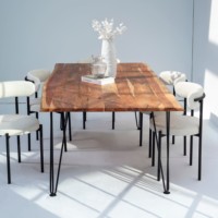 Table à manger en bois d'acacia Vandana Aureo Arista avec un design contemporain solide et fait main