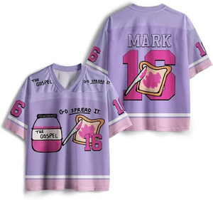 Camiseta deportiva morada extragrande para mujer con estampado gráfico, cuello en V, malla, estilo casual urbano, top con estampado de números - Product Image 1