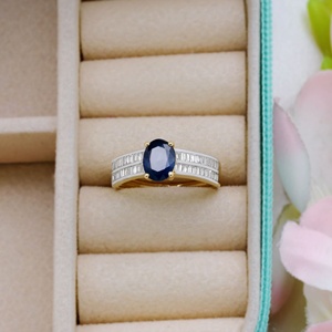 Bague en or jaune 14 carats avec saphir bleu naturel ovale et diamants baguette sertis en canal, Memoria Jewels, vente en gros - Product Image 5