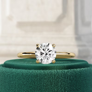 Bague de fiançailles solitaire classique pour femme en or 10K plaqué rhodium, sertie d'un diamant de laboratoire rond de 1 carat, certifié IGI - Product Image 1