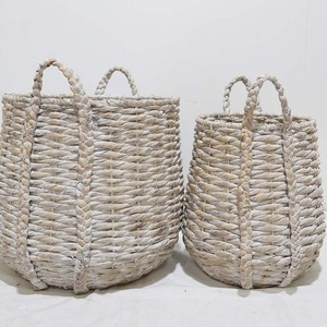 Panier à linge tendance en jacinthe d'eau blanchie rustique et écologique, couvercle de pot de plante circulaire avec poignées - Product Image 1