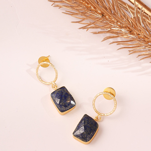 Boucles d'oreilles en laiton plaqué or et lapis-lazuli, faites à la main, en forme de goutte d'eau – Bijoux élégants et tendance pour femmes - Product Image 2