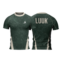 T-shirt de sport pour homme, col rond, manches courtes, rayures rouge et bleu, compression, impression par sublimation, séchage rapide, coupe classique.