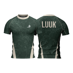 T-shirt de sport pour homme, col rond, manches courtes, rayures rouge et bleu, compression, impression par sublimation, séchage rapide, coupe classique. - Product Image 6