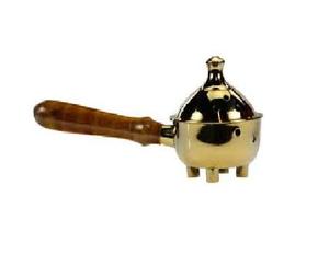 Quemador de incienso de latón con mango de madera para incienso indio Mubkhar Bakhoor en oferta a precio asequible - Product Image 1