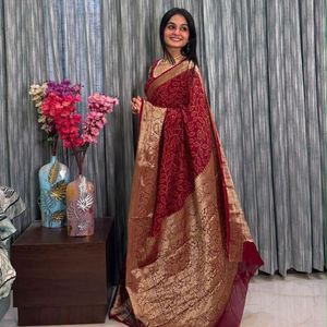 Sari en soie de coton Kanjivaram Bandhani de qualité supérieure avec travail de teinture à la main et blouse assortie, prix de gros par Royal Export - Product Image 6