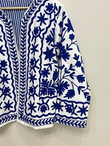 Veste en velours brodée Suzani, manteau Suzani, veste d'hiver, veste courte Suzani, veste brodée à la main pour femmes - Product Image 2