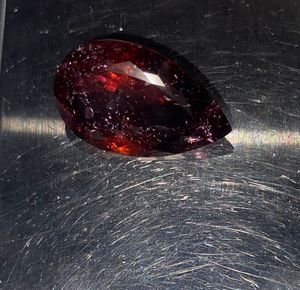 พลอยทัวร์มาลีนสีแดงเข้มธรรมชาติ 16.90 กะรัต รูปทรงลูกแพร์ แบบเจียระไน จำหน่ายส่งจากอินเดีย |   วิดีโอมีให้ดูแล้ว - Product Image 3