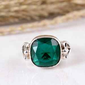Anillo de Plata de Ley 925 Hecho a Mano con Esmeralda Verde, Corte Cojín, Banda Decorativa, Ajustable, Estilo Boho - Product Image 1