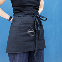 Tablier personnalisé avec logo imprimé pour cuisine, restaurant, café, salon et usage médical |   Tablier utilitaire réglable avec poche avant