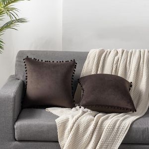 Set di 2 Copricuscini Quadrati in Morbido Velluto Marrone 22x22, Federe Decorative con Pompon per Arredamento Rustico - Product Image 1