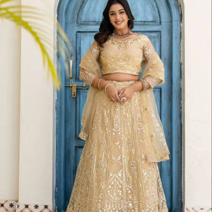 Tenue ethnique indienne traditionnelle pour fêtes, mariages, Diwali : Ensemble Lehenga Choli lourd avec broderies de sequins et dupatta en tulle recyclé - Product Image 1