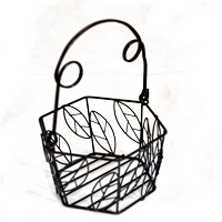 <b>Black</b> Chicken Wire <b>Storage</b> <b>Basket</b> <b>with</b> Wicker Bottom Base and Arch Handle Wholesale Factory Direct OEM ODM Heavy Duty Iron Wire - Product Image 2