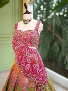 Nuevo Lehenga Choli de Diseñador con Estampado Digital Crepé y Bordado, con Shrug de Seda Banglori, Atuendo para Fiesta - Product Image 4
