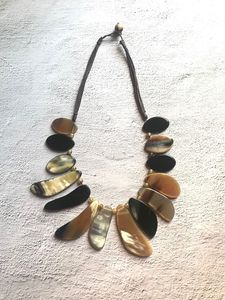 Collier artisanal en corne de buffle naturelle, pendentif en corne polie écologique, bijoux pour femmes, mode, mariage, anniversaire - Product Image 4