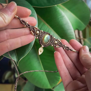 Collar de Macramé Hecho a Mano con Colgante de Labradorita Boho, Cordón Marrón, Cuentas Doradas y Dije de Hoja, Joyería Ajustable de Cristal Curativo al por Mayor - Product Image 1