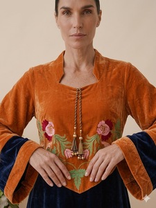 Robe décontractée de style chinois en velours, longue jusqu'au sol, tissée, brodée à la main, motif floral, col en U, coupe ample, manches longues - Product Image 2