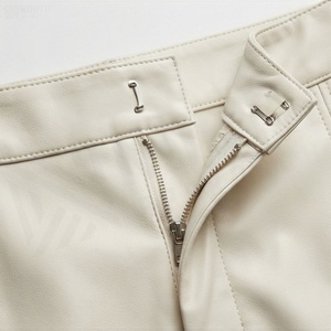 Jupe crayon mini en similicuir taille haute pour femme avec fente latérale, couleur unie, design minimaliste, à porter toute l'année - Product Image 4