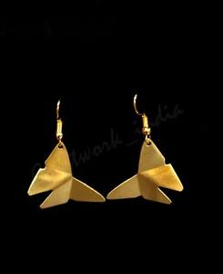 ต่างหูทองเหลืองคุณภาพพรีเมียม ดีไซน์ทันสมัย งานแฮนด์เมดสำหรับผู้หญิง เหมาะสำหรับงานกลางคืนและโอกาสพิเศษ ในราคาโรงงาน - Product Image 1