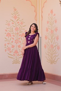 Robes Anarkali pour femmes, dernières tendances, pour mariages et festivals, avec broderies lourdes de sequins et de perles multicolores, en tissu Faux Blooming. - Product Image 4
