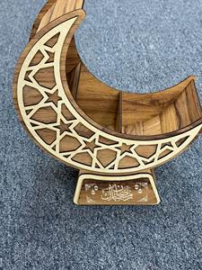 Plateau de service artisanal en bois en forme de croissant de lune et d'étoile, idéal pour la présentation de table festive, le Ramadan, l'Iftar et les réunions familiales de l'Aïd - Product Image 3